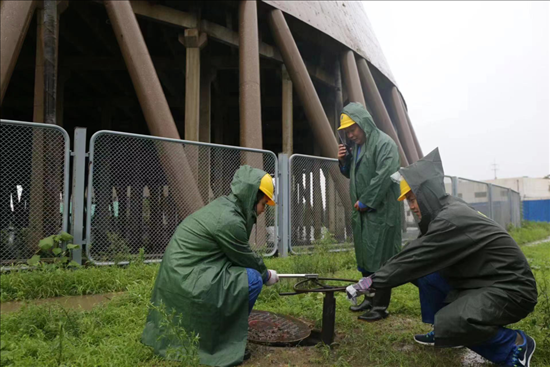 華能北京熱電廠員工操作排水閥降低水塔水位。 受訪者供圖