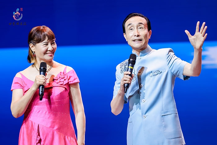 小品表演藝術(shù)家鞏漢林、金珠在演出現(xiàn)場。主辦方供圖