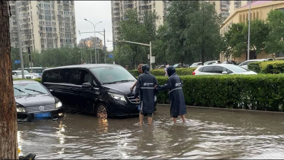 中國(guó)太保產(chǎn)險(xiǎn)北京分公司及時(shí)處理被淹車(chē)輛。受訪者供圖