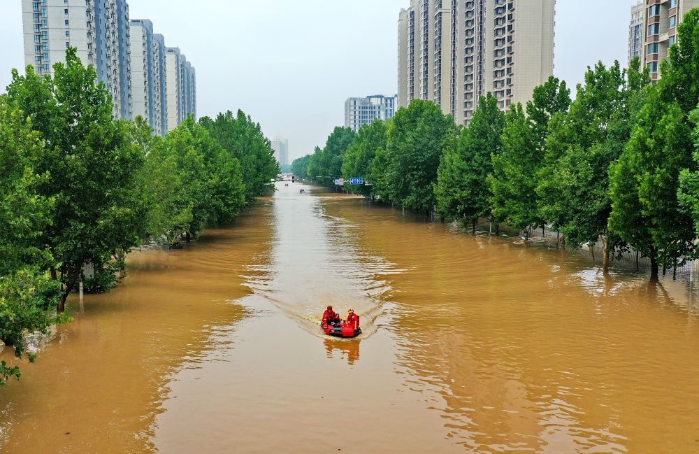 救援人員在河北省涿州市市區(qū)乘坐沖鋒舟前去轉(zhuǎn)移受災(zāi)群眾（8月2日攝，無(wú)人機(jī)照片）。新華社記者 牟宇 攝