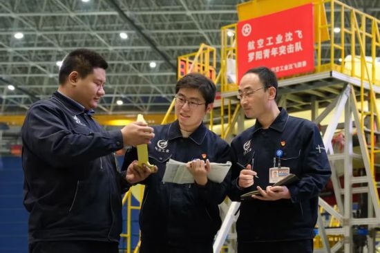 在工作中的“羅陽青年突擊隊(duì)”隊(duì)員。航空工業(yè)沈飛供圖