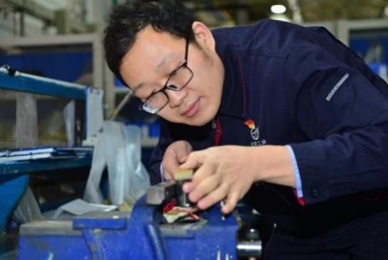 工作中的方文墨。航空工業(yè)沈飛供圖