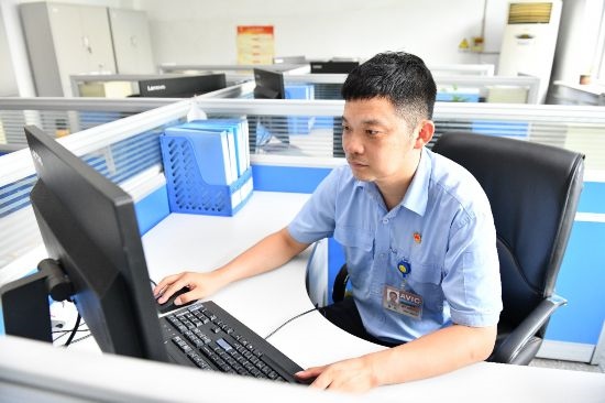 工作中的康凱。航空工業(yè)沈飛供圖