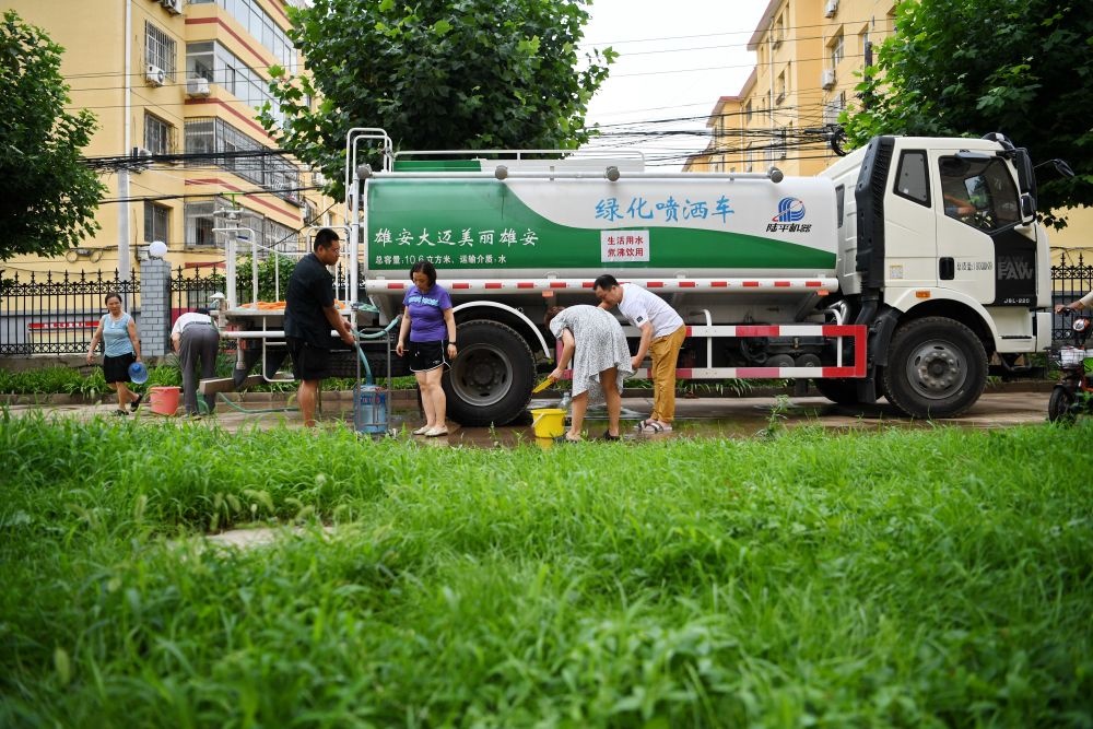 河北省涿州市新星小區(qū)居民從供水車(chē)?yán)锝铀?月4日攝）。新華社記者 牟宇 攝