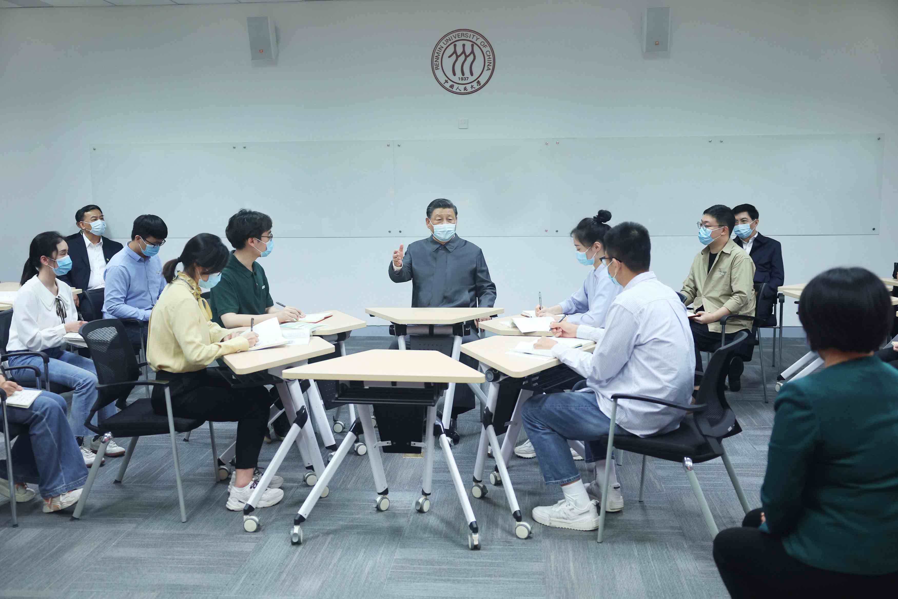 2022年4月25日，習(xí)近平總書記來到中國人民大學(xué)考察調(diào)研。這是總書記在立德樓觀摩思政課智慧教室現(xiàn)場教學(xué)并參與討論。