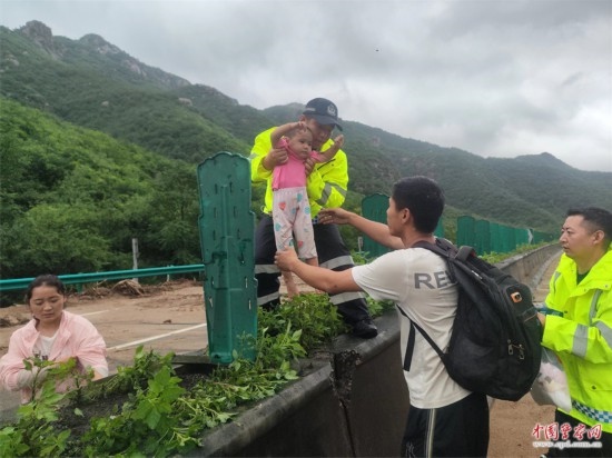 7月31日，張涿高速，高速交警涿鹿大隊民警救助洪水被困群眾。