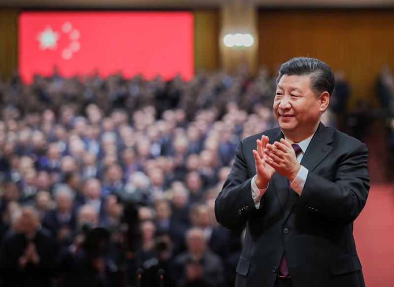 2018年12月18日，慶祝改革開放40周年大會(huì)在北京人民大會(huì)堂隆重舉行。這是習(xí)近平鼓掌向受表彰人員表示祝賀。