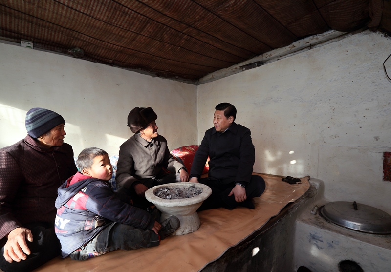 2012年12月30日，習(xí)近平在河北省阜平縣龍泉關(guān)鎮(zhèn)駱駝灣村看望唐榮斌老人一家。