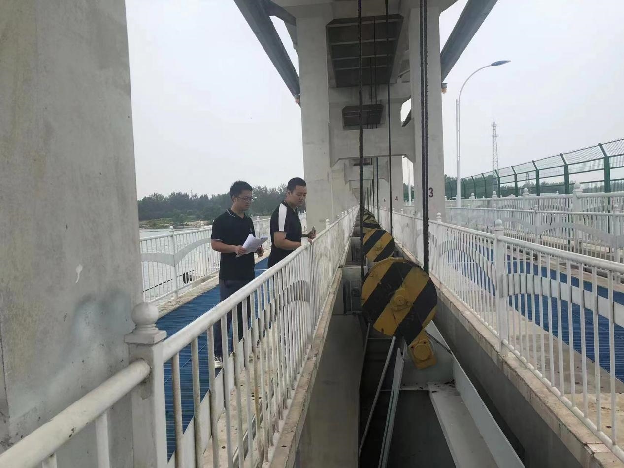 海委海河下游管理局獨流減河進洪閘管理處工作人員檢查水閘閘門啟閉機。受訪者供圖