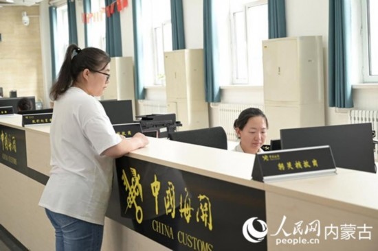 代理報(bào)關(guān)企業(yè)正在滿洲里車站海關(guān)綜合服務(wù)大廳辦理業(yè)務(wù)。人民網(wǎng) 寇雅楠攝