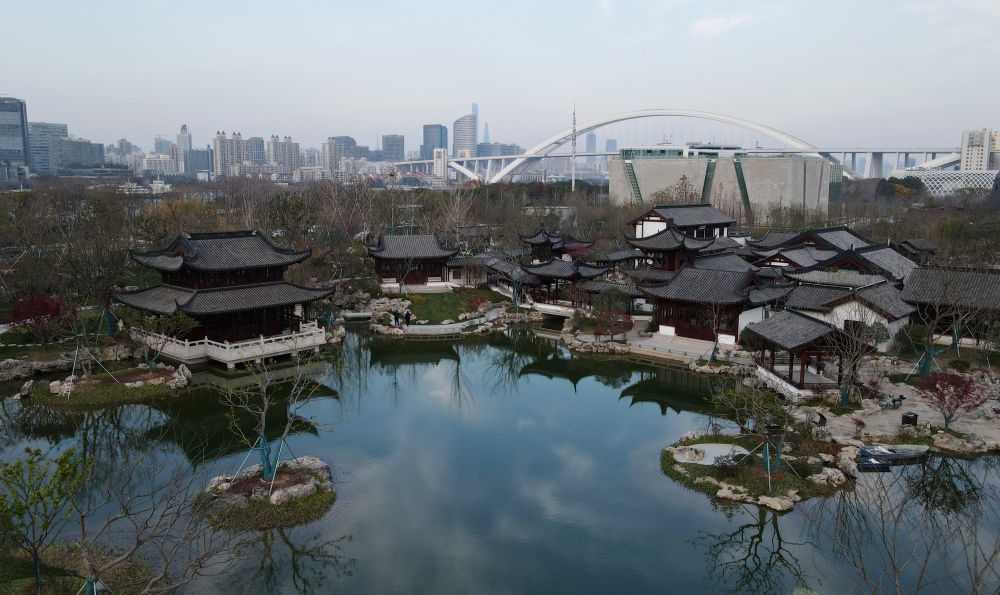 俯瞰位于浦東新區(qū)的上海世博文化公園“申園”中式園林（2021年12月20日攝，無人機照片）。新華社記者 方喆 攝