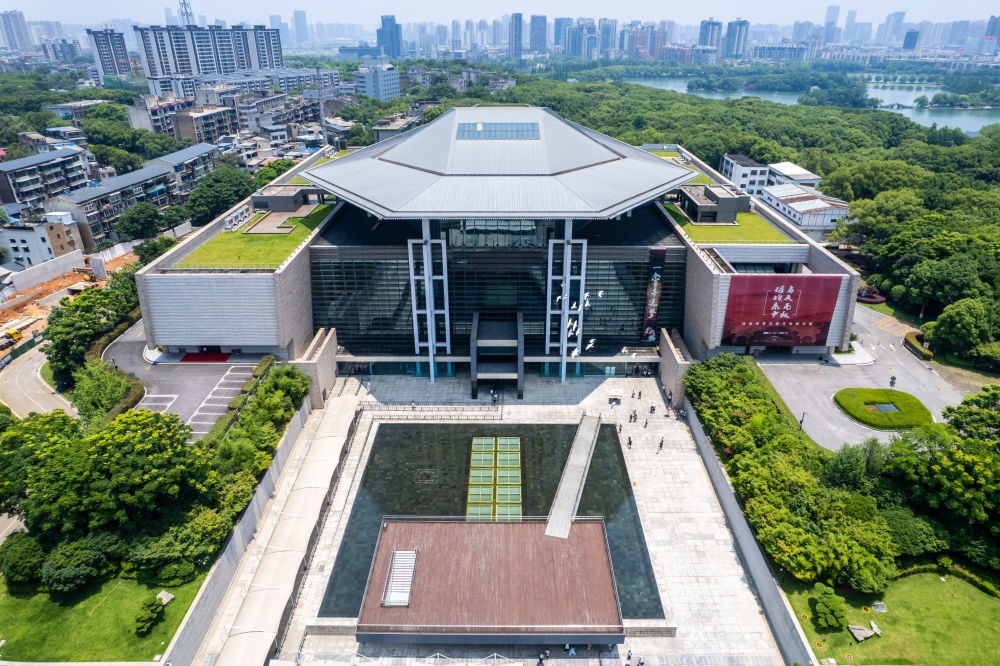 這是在長沙市開福區(qū)拍攝的湖南博物院及周邊景色（無人機照片，6月7日攝）。新華社記者 陳思汗 攝