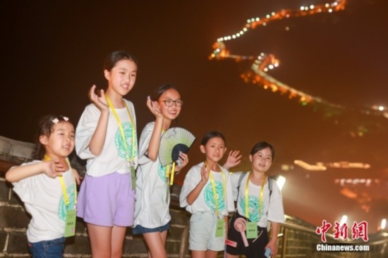 8月9日晚，2023海外華裔青少年夏季研學(xué)營的學(xué)員們夜游八達(dá)嶺長城。圖為學(xué)員們?cè)陂L城上拍照。<a target='_blank' href='/'><p align=