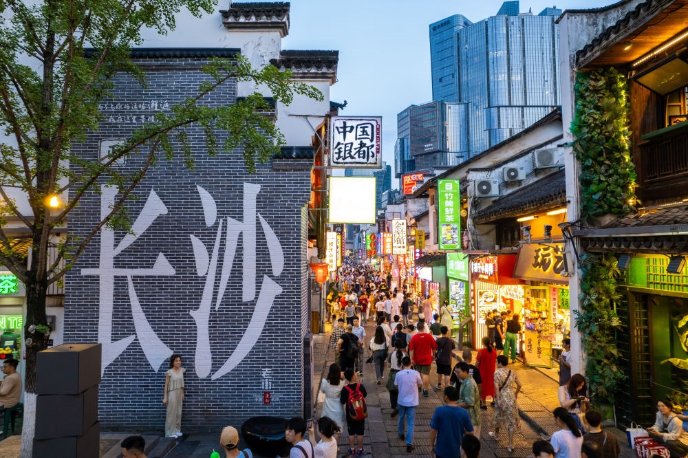 游客在長沙市天心區(qū)太平老街打卡、游玩（無人機照片，6月7日攝）。新華社記者 陳思汗 攝