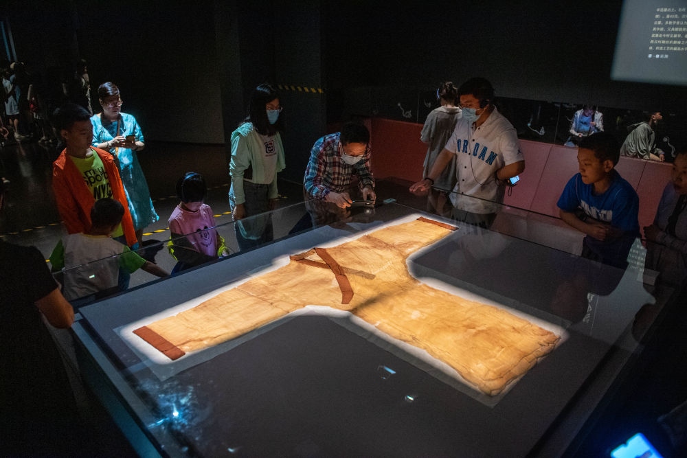在湖南博物院，游客在參觀馬王堆漢墓出土文物“素紗單衣”（6月7日攝）。新華社記者 陳思汗 攝