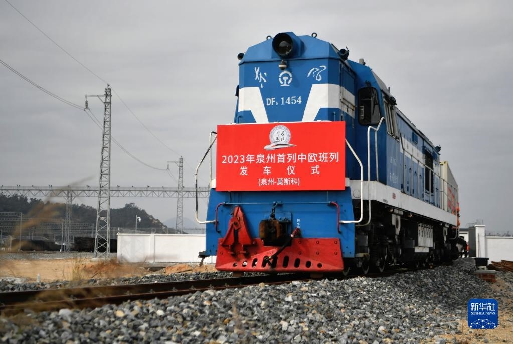2月3日，中歐班列駛出興泉鐵路黃塘站。當(dāng)日，滿載著55個集裝箱的中歐班列，從位于福建泉州惠安縣的興泉鐵路黃塘站駛出。這是泉州今年開出的首趟中歐班列，也是興泉鐵路開通后的首趟泉州中歐班列。據(jù)了解，此次班列裝載產(chǎn)品主要來自泉州進(jìn)出口企業(yè)，貨重601.4噸，貨值約262.5萬美元。新華社記者 魏培全 攝