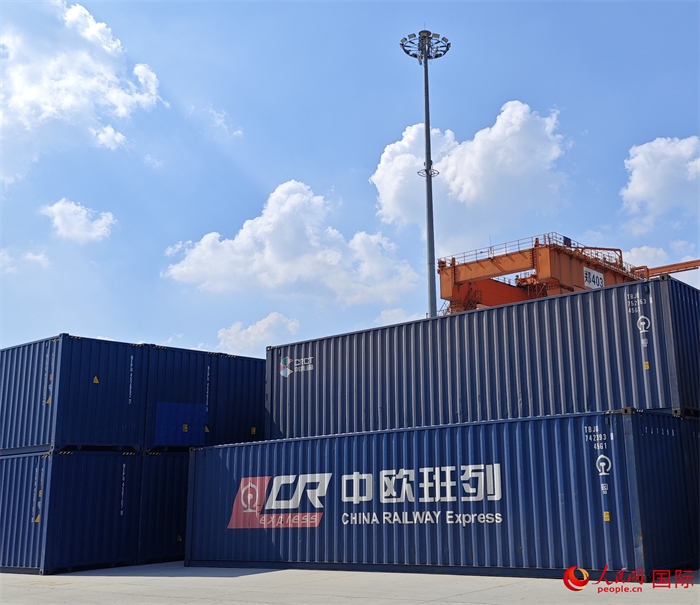 8月3日，中歐班列（中豫號(hào)）集裝箱在鄭州車站海關(guān)等候查驗(yàn)。人民網(wǎng) 崔譯戈攝