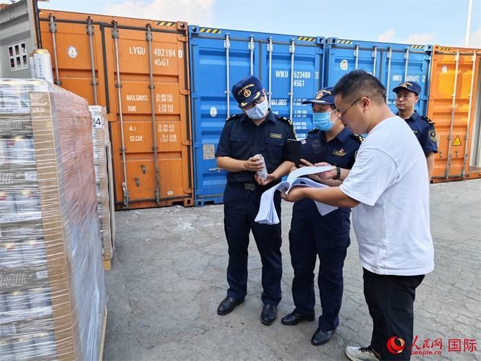 8月3日，鄭州車站海關(guān)工作人員在查驗(yàn)報(bào)關(guān)貨物。人民網(wǎng) 崔譯戈攝