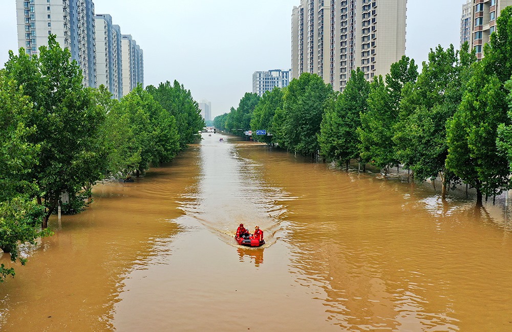 2023年8月2日，救援人員在河北省涿州市市區(qū)乘坐沖鋒舟前去轉(zhuǎn)移受災(zāi)群眾。