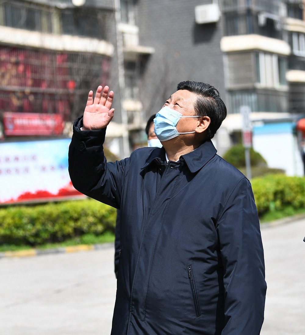 2020年3月10日，習(xí)近平總書記在湖北省武漢市東湖新城社區(qū)考察時，向在家隔離居住的居民揮手致意、表示慰問。