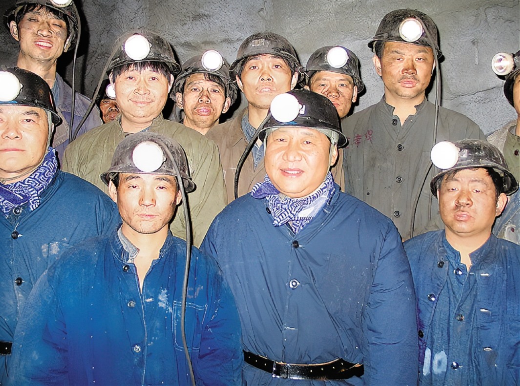 2005年1月26日，習(xí)近平在浙江省湖州市長興縣長廣煤礦井下慰問煤礦工人。