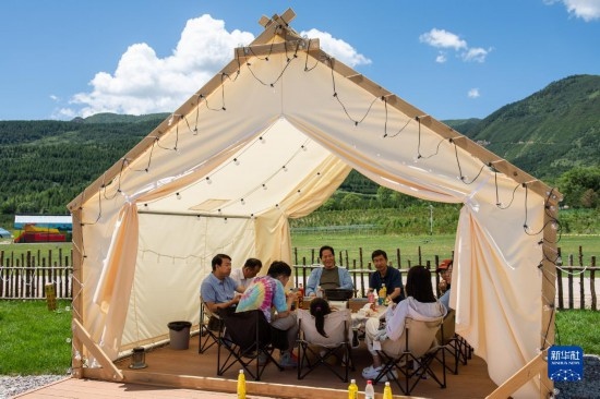 8月12日，游客在寧夏固原市涇源縣大灣鄉(xiāng)楊嶺村品嘗當?shù)孛朗?。新華社記者 李旭倫 攝