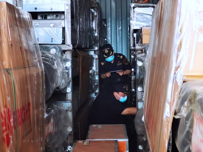 關(guān)員利用工業(yè)內(nèi)窺鏡在集裝箱內(nèi)進行查驗。人民網(wǎng)記者 栗翹楚攝