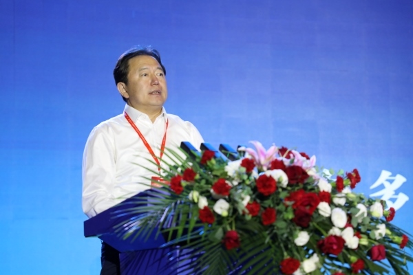 鄂爾多斯市委常委、伊金霍洛旗委書記華瑞鋒致辭。人民網(wǎng)記者 李乃妍攝