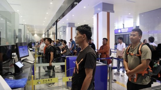 6月13日，乘坐中老鐵路國際旅客列車的旅客在磨憨邊檢大廳排隊候檢。李揚 攝
