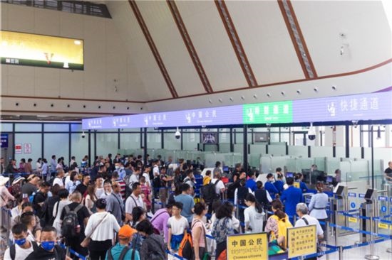 7月22日，乘坐中老鐵路國際旅客列車的旅客在磨憨邊檢大廳排隊候檢。衛(wèi)海林 攝