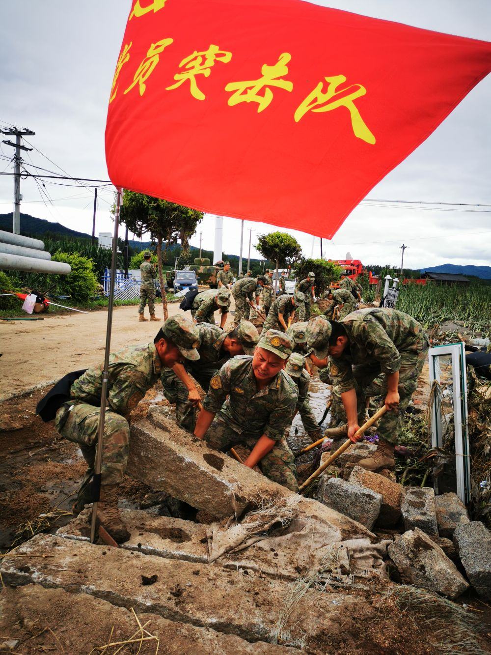 8月7日，陸軍第78集團(tuán)軍某旅組織黨員突擊隊(duì)在吉林舒蘭市七里鄉(xiāng)清理路障。新華社發(fā)（劉洋 攝）