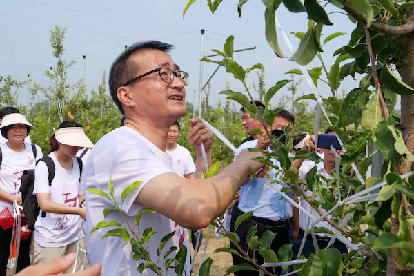 上財校長劉元春帶領(lǐng)河北保定“千村調(diào)查”分隊開展勞動實(shí)踐。校方供圖