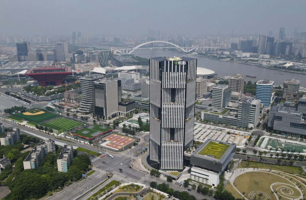 位于上海浦東新區(qū)世博園區(qū)的金磚國家新開發(fā)銀行總部大樓（2022年6月17日攝，無人機照片）。新華社記者 方喆 攝