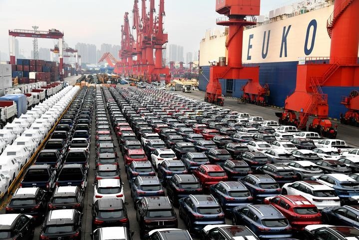 商品車在山東港口青島港大港公司八號碼頭等候裝船（2022年8月7日）。大型滾裝貨輪“晨聲輪”靠泊山東港口青島港大港公司八號碼頭，將各類逾1900輛商品車運往非洲。新華社記者 李紫恒 攝
