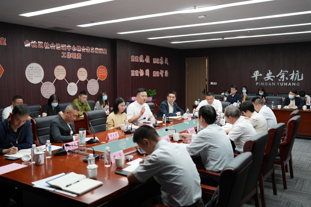 浙江省信訪局領(lǐng)導和相關(guān)領(lǐng)導組成的下訪團在杭州市余杭區(qū)社會治理中心接受群眾上訪（5月25日攝）。新華社記者 翁忻旸 攝