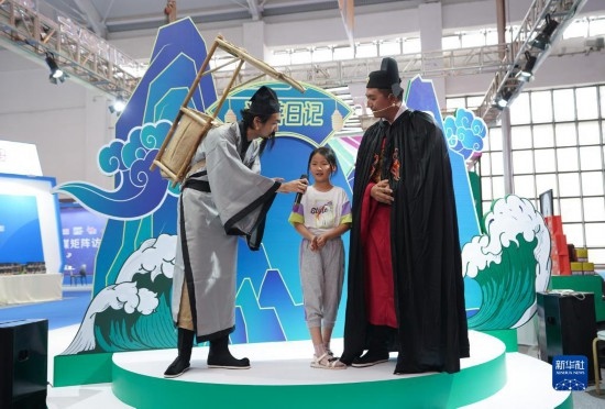 8月16日，一名小朋友在第七屆中國(guó)—南亞博覽會(huì)文化旅游館參加問(wèn)答活動(dòng)。