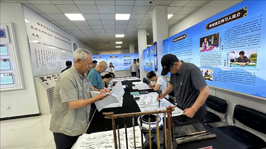 臨潢家園社區(qū)居民在書法練習室練習書法。人民網(wǎng)記者 金洪花攝