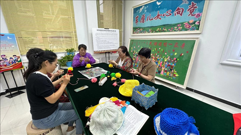 臨潢家園社區(qū)居民在社區(qū)少數(shù)民族文體活動中心進行刺繡編織創(chuàng)作。人民網(wǎng)記者 金洪花攝