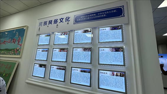 社區(qū)服務中心內(nèi)民族風俗文化墻。人民網(wǎng)記者 金洪花攝