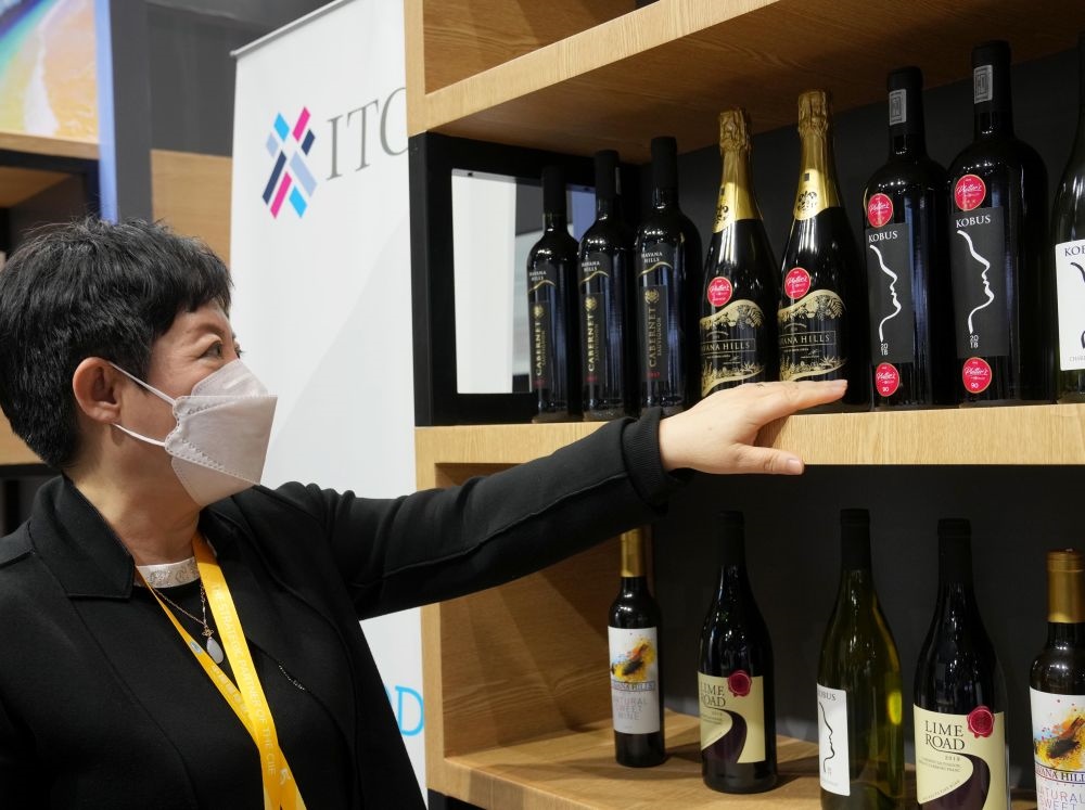這是在中國上海舉行的第五屆進(jìn)博會(huì)上拍攝的來自南非的葡萄酒（2022年11月7日攝）。