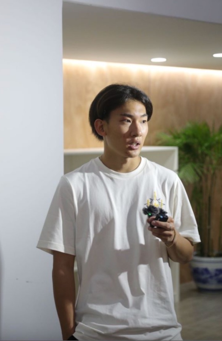 蘇翊鳴接受媒體采訪。