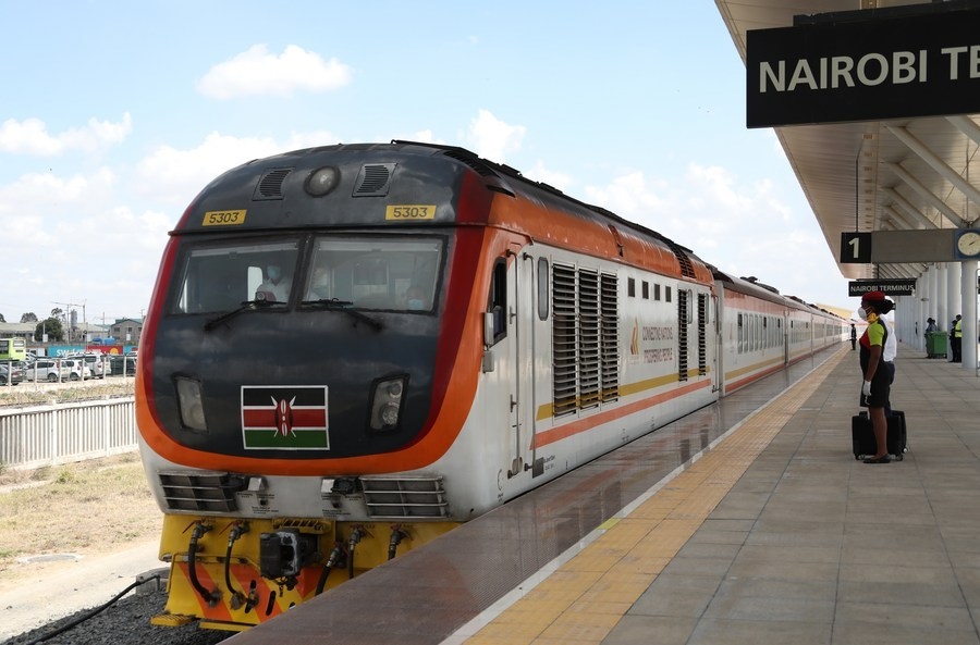 2021年11月17日，由蒙巴薩始發(fā)的蒙內(nèi)鐵路客運列車駛?cè)肟夏醽唭?nèi)羅畢站。蒙內(nèi)鐵路連接東非第一大港口蒙巴薩和肯首都內(nèi)羅畢，于2017年5月31日開通。新華社記者董江輝攝
