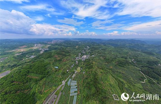 群山環(huán)抱的菖蒲塘村。 人民網(wǎng)記者 劉賓攝