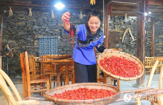 村民李霞返鄉(xiāng)從事餐飲業(yè)。 人民網(wǎng)記者 劉賓攝