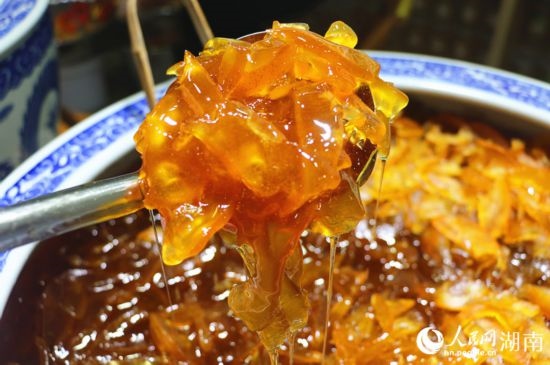 以柚子為原料做的蜂蜜柚子膏。 人民網(wǎng)記者 劉賓攝