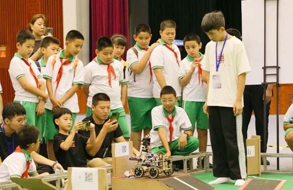 青少年學生現(xiàn)場觀看比賽。北京工商大學供圖