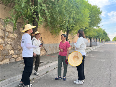 國土整治與生態(tài)修復(fù)實(shí)踐調(diào)研團(tuán)師生與村民交流。校方供圖