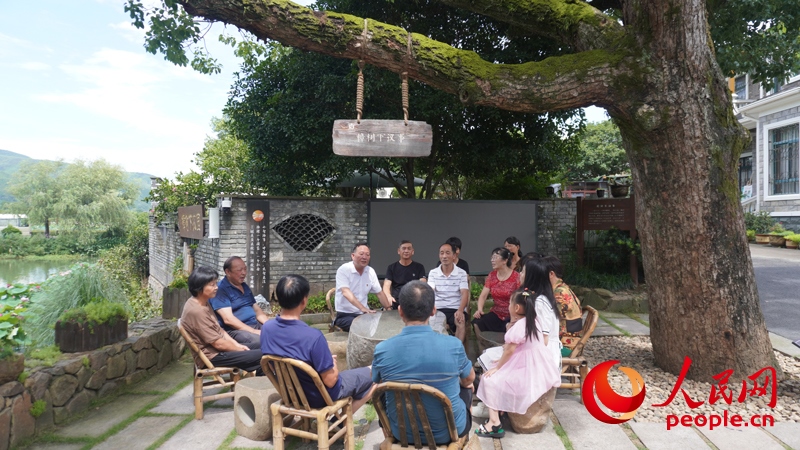 余杭區(qū)徑山鎮(zhèn)小古城村村民在“樟樹下議事”。人民網(wǎng)肖聰聰攝