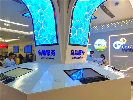 市民在中國(guó)（廣西）自由貿(mào)易區(qū)南寧片區(qū)綜合服務(wù)大廳辦理業(yè)務(wù)。人民網(wǎng) 付華周攝