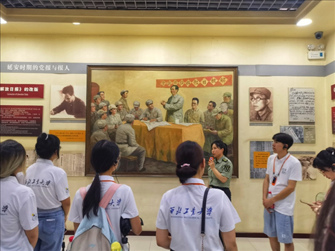 中外學(xué)生在延安參觀博物館。學(xué)校供圖